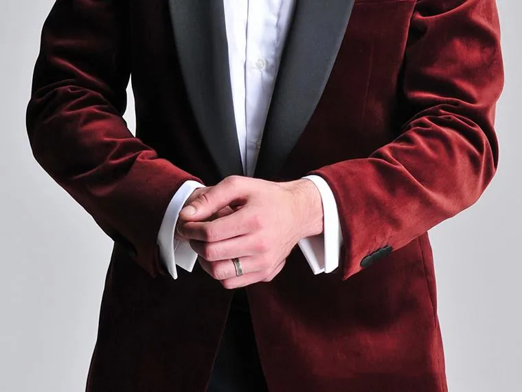 burgundy-velvet-slim-fit-groom-tuxedos-wedding-suits-custom-made-groomsmen-best-man-prom-suits-black-pants-(jacket+pants+bow-tie+hanky) (3)