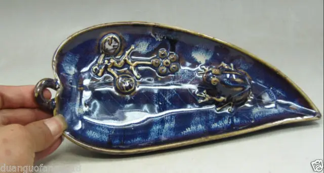 

Exquisite Chinese Collectible Decorate porcelain carving frog on leaves statue