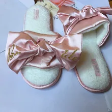 1 пара в партии; Уникальные атласные бархатные Тапочки с блестящим логотипом; Индивидуальный свадебный подарок для невесты