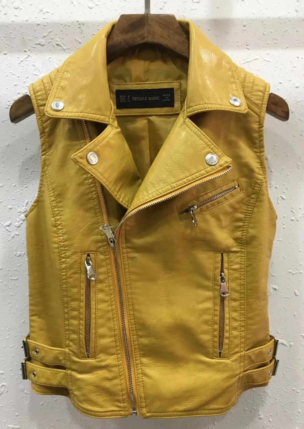 Kopen Vrouwen faux Lederen Vesten Dames Nieuwigheid Motorcycle Ritsen reliëf PU Vest Slanke tactische Klinknagel Vest vrouwelijke Europese drop