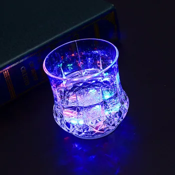 

1pcs LED Flashing Glowing Water Activated Light-up Light-up Pineapple Cup Novelty Toys Mug Luminous Party Bar Drink Luminous Toy