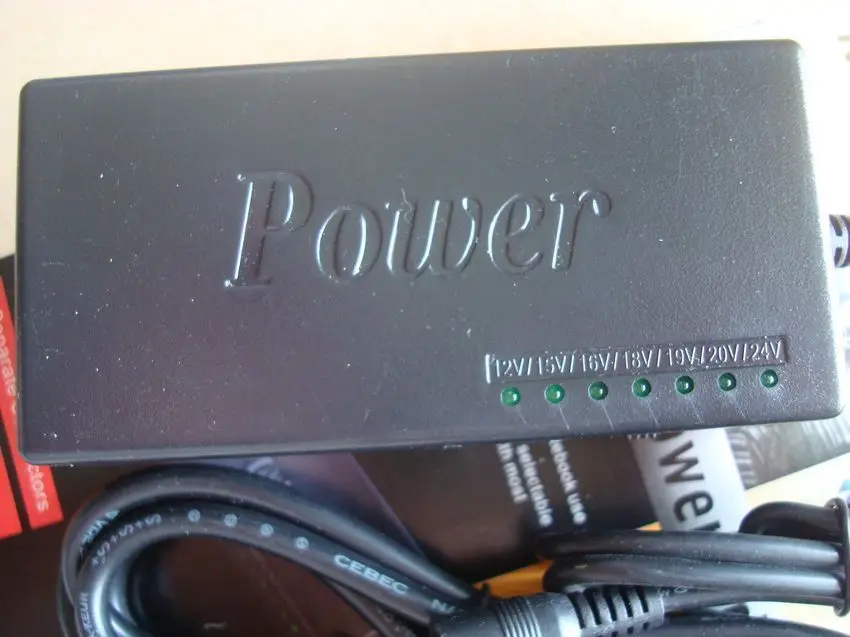 Notebook Power Adapter 96 Watts – Chargeur Universel Pour Ordinateur Portable avec 8 Connecteurs