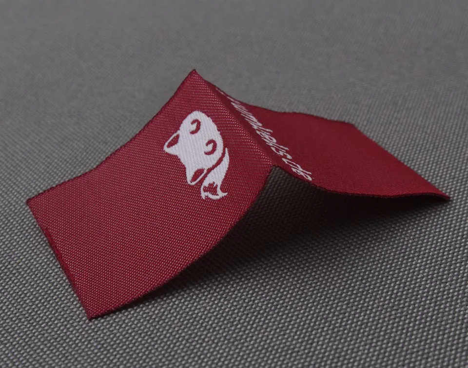 Индивидуальные этикетки для одежды тканые и бирки от частного бренда 1000