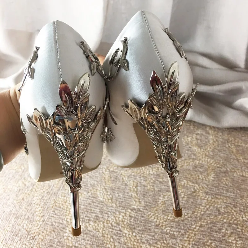 Элегантные атласные женские туфли-лодочки с металлическими листьями; свадебные туфли-лодочки на высоком каблуке; Роскошные брендовые дизайнерские свадебные туфли с острым носком на высоком каблуке