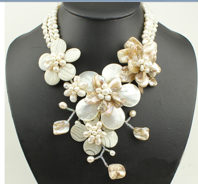 

BEAUTIFUL white MOP shell white FW pearl flower necklace
