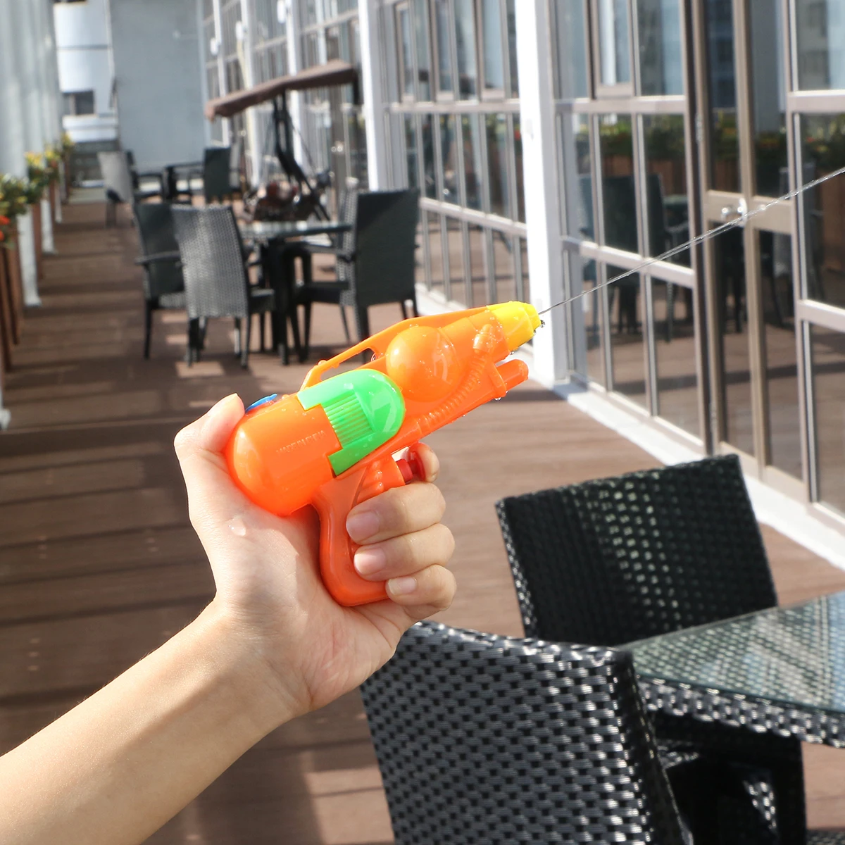 12 шт. пластик брызгающая водой игрушка для детей лето полива игры Водяные Пистолеты (случайный цвет)