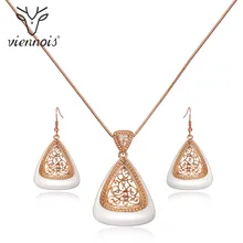 Viennois розовое золото Цвет треугольные Ювелирные наборы для Для женщин выдалбливают кулон Цепочки и ожерелья белой эмалью Длинные висячие серьги Наборы для ухода за кожей