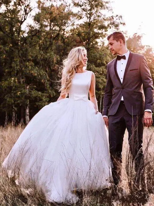 

New Sleeveless Ballgown Wedding Dresses Tulle Sweep Train Plus Size Sexy Backless Bridal Dresses 2019