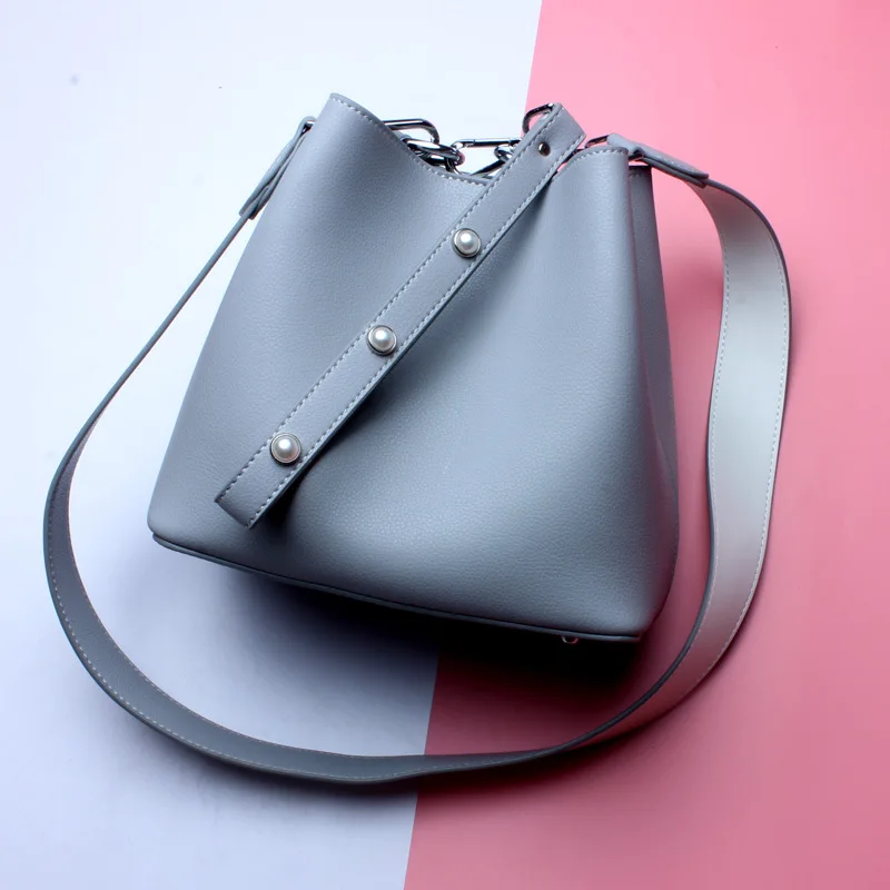 Women's new Korean version of the wild leather bucket shoulder bag Cowhide pure color the zipper handheld diagonal shoulder bag