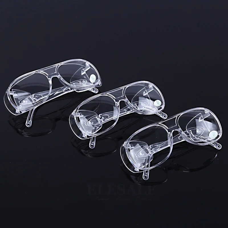 Lunettes de protection anti-éclats transparentes portées par une personne souriante, illustrant leur confort et leur utilisation en bricolage.