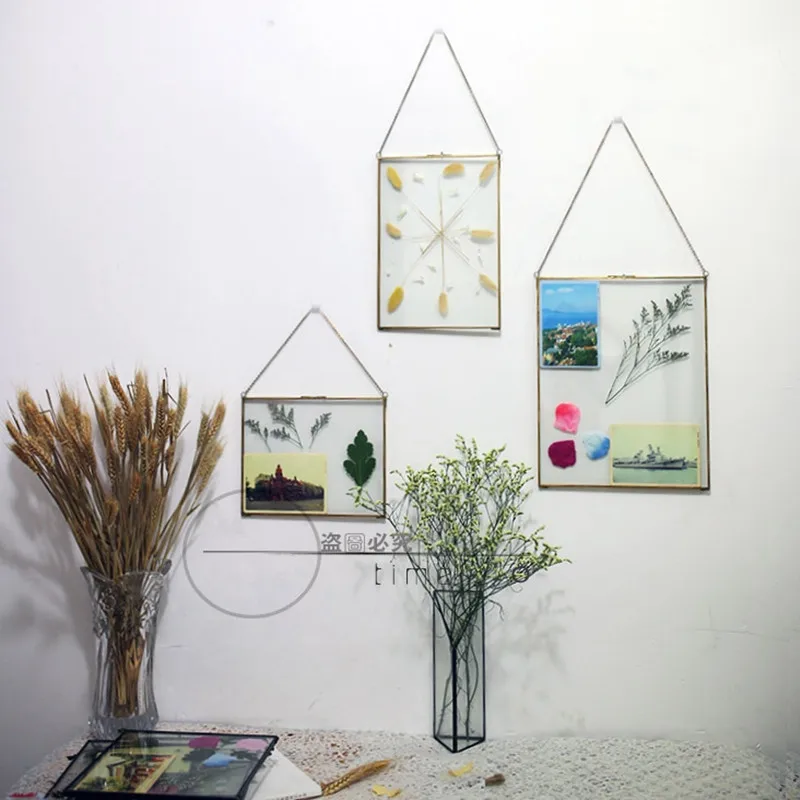 

Vintage retro finishing black glass photo frame photo frame plant feather art