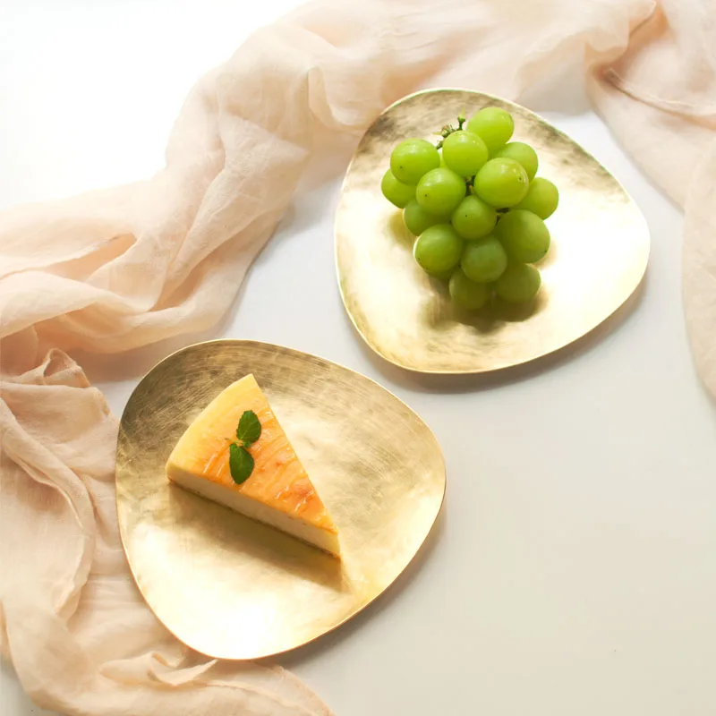 

Hand Made Metal Table Storage Plate Fashion Triangle Brass Dessert Jewelry Desk Storage Tray Organizer Wedding Decoration