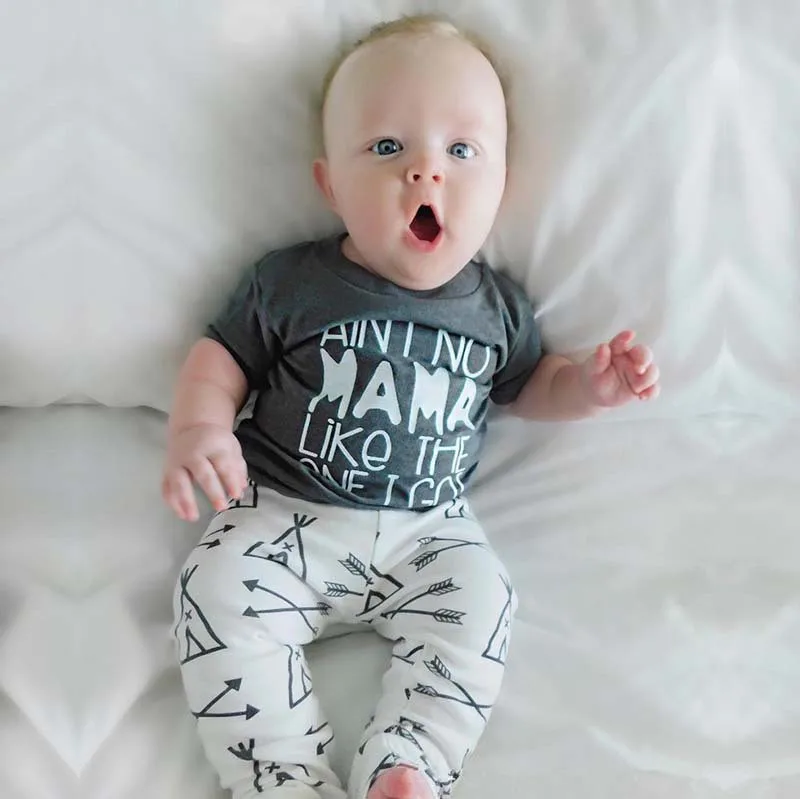 Одежда для маленьких девочек и мальчиков, комплект с принтом «Mama's boy летняя хлопковая футболка+ штаны с нарисованными стрелками из 2 предметов Младенцы Костюмы наряд на возраст от 0 до 24 месяцев