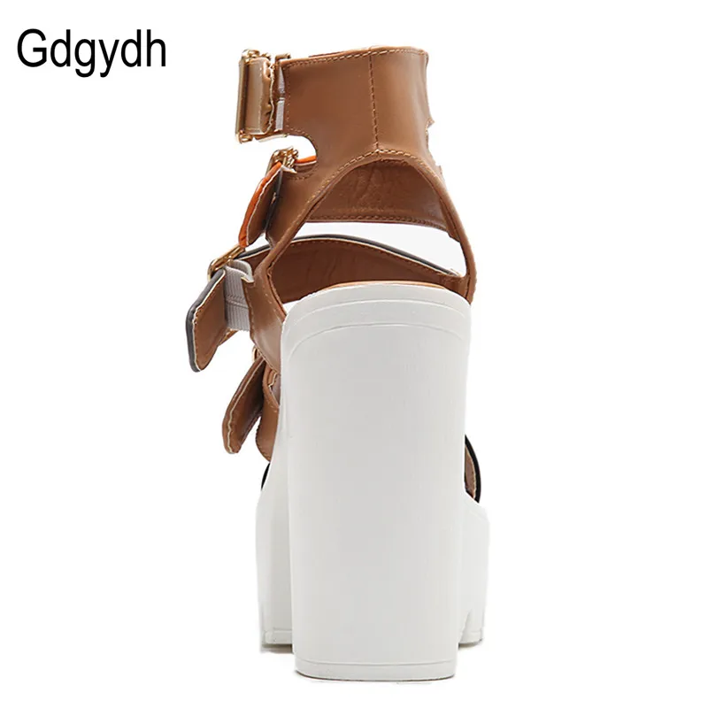 Gdgydh النساء الصنادل عالية الكعب 2019 جديد الصيف أزياء مشبك الإناث صنادل طراز جلاديتور أحذية منصة امرأة سوداء كبيرة الحجم 42