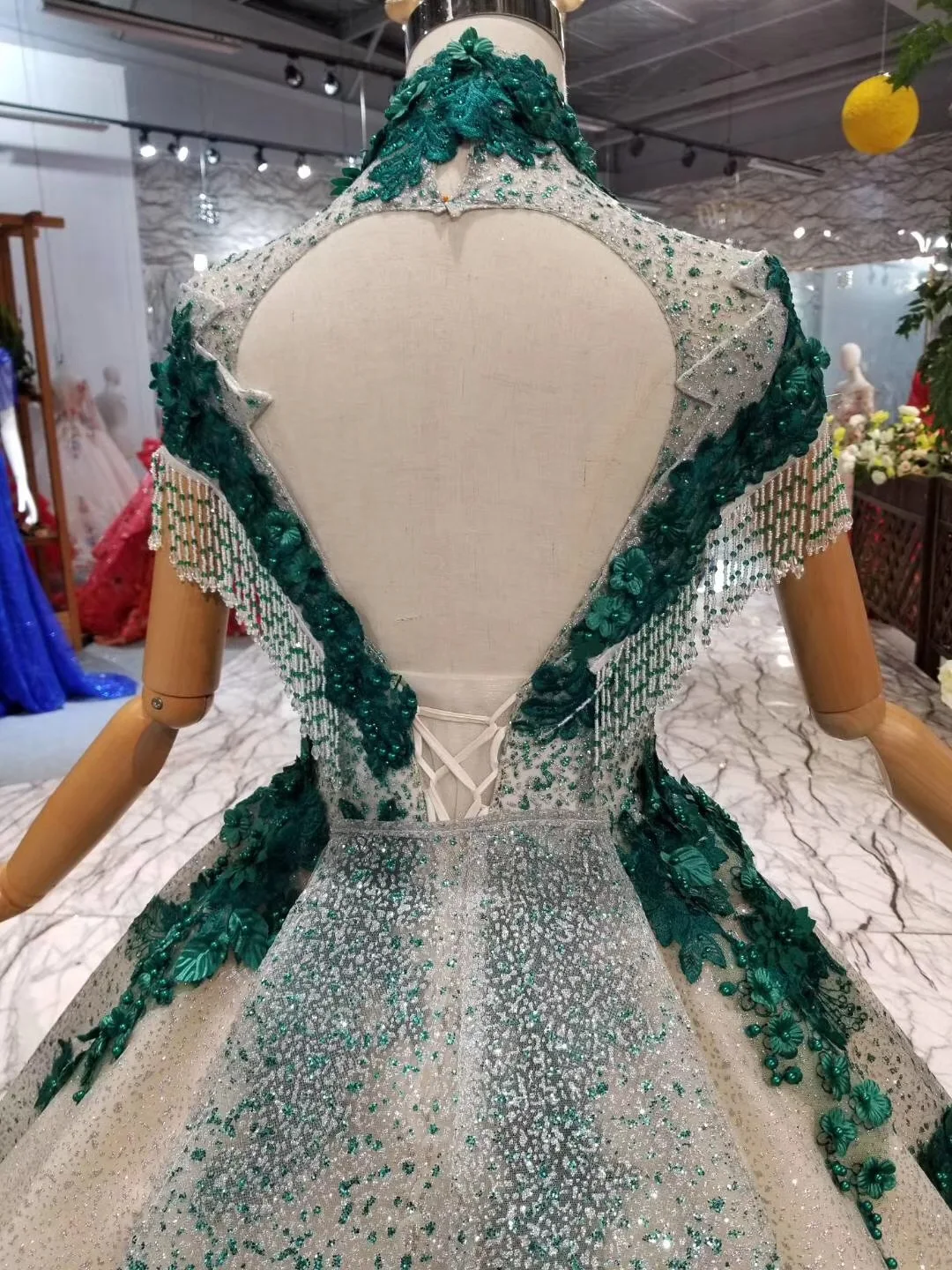 Очень длинный шлейф, Vestidos De 15 Anos, бальные платья, зеленое кружево, для девочек, расшитое бисером, маскарадные милые 16 платья, бальные платья