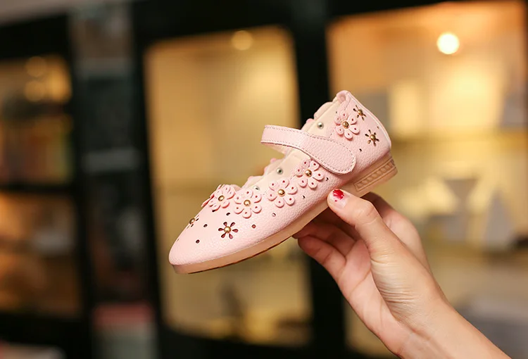 Новые поступления Обувь для девочек сандалии из кожзаменителя принцессы Для детей, на лето Осенняя обувь кожа Вырезы детей плоские легкие
