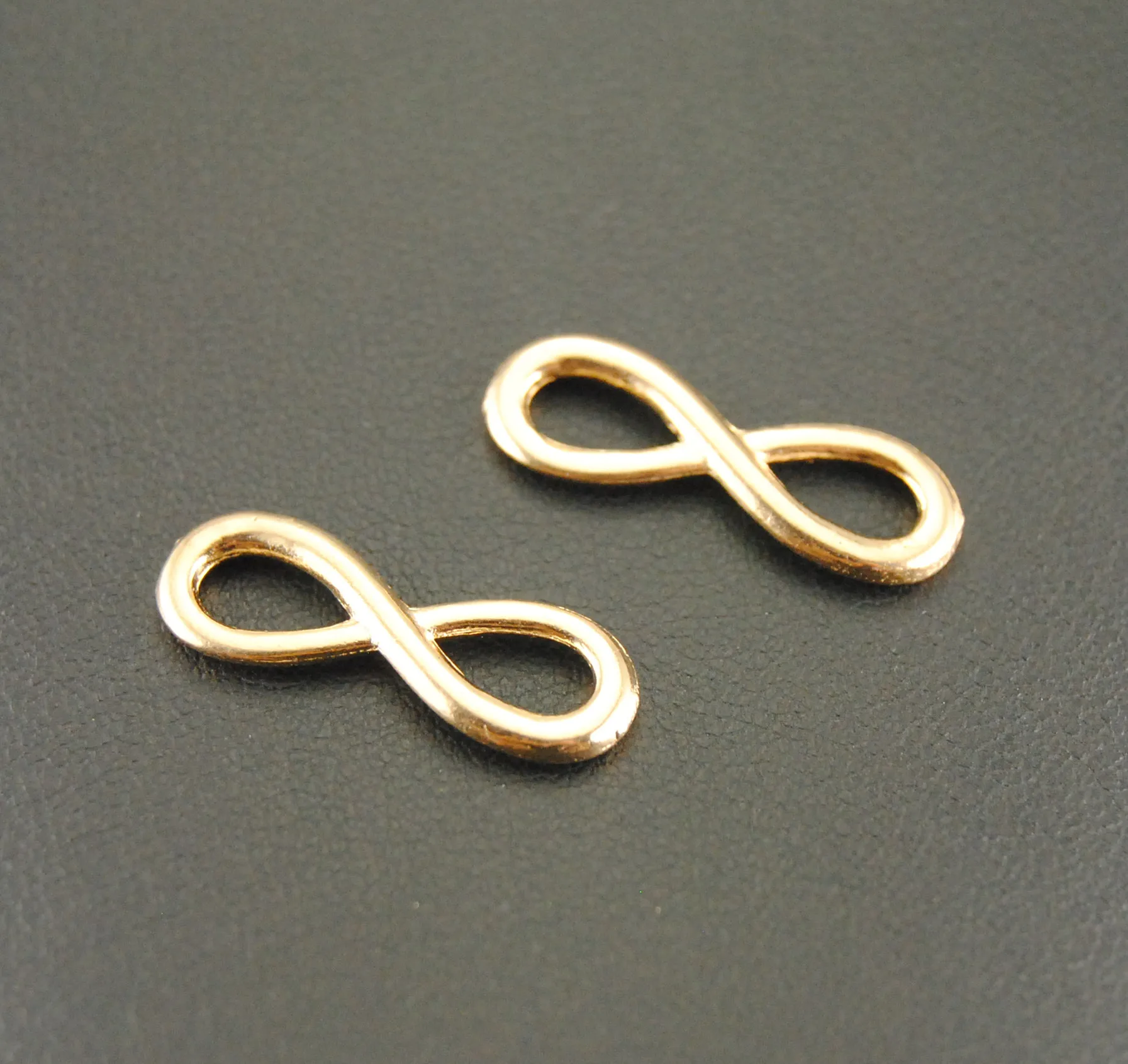 Золотая подвеска бесконечность. Бесконечность из золота. Бесконечность из золота. Кольцо бесконечность золотое 585 золото. Золотое кольцо бесконечность в 585.