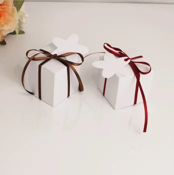 

100Pcs Creative White Wedding Favors Candy Boxes Bomboniera Square Style Party Supplies Paper Gift Box With Ribbons & Tags