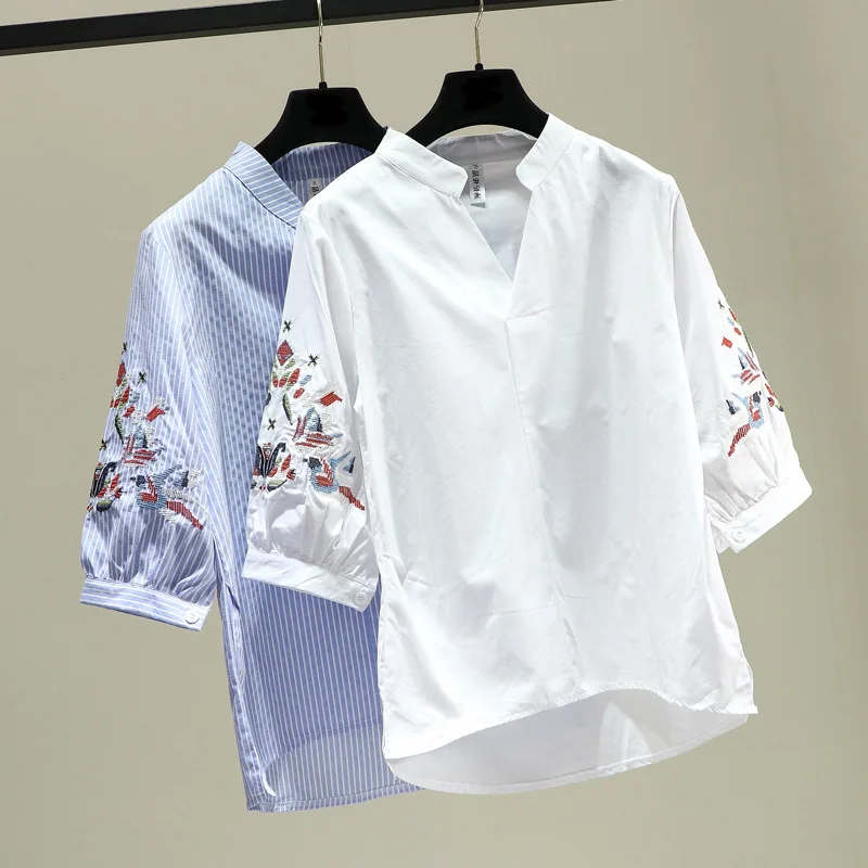 

Women in a Loose Shirt with New Five-Dimensional Sleeve Stripe Blouse for Summer 2019