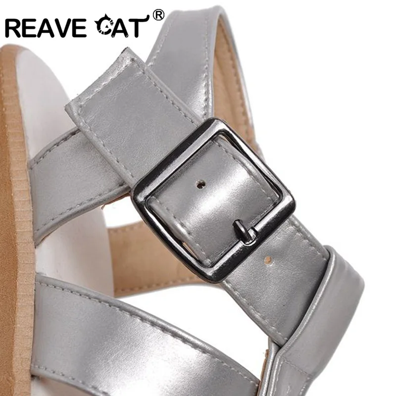 Женские туфли на танкетке REAVE CAT серебристого и белого цвета с ремешком вырезами