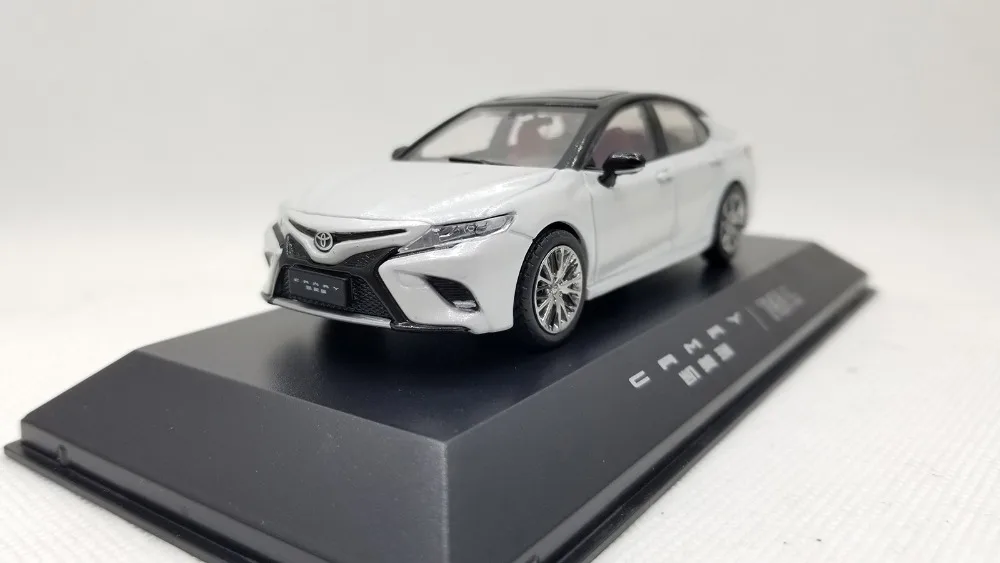 Модель литья под давлением 1:43 для Toyota Camry Sport 2018 белый седан 8 го поколения игрушка