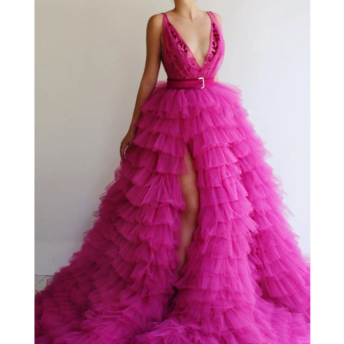 

Fuchsia Tiered Prom Gowns Formal Dresses With Deep V Neck Ruffles Tulle Red Carpet Celebrity Evening Party Dress Sexy Side Split