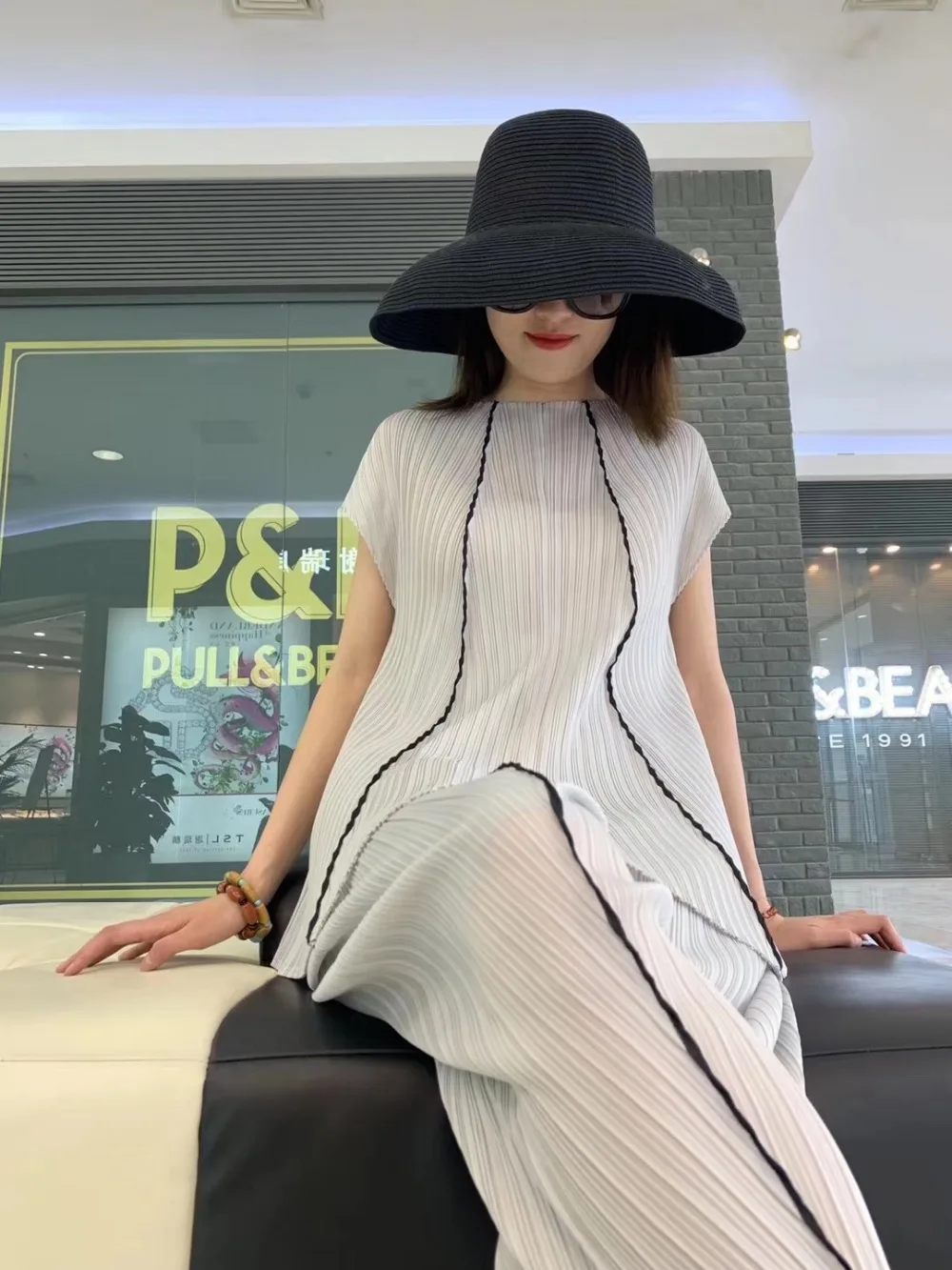 Лидер продаж модный костюм Miyake футболка с короткими рукавами и вырезом лодочкой +