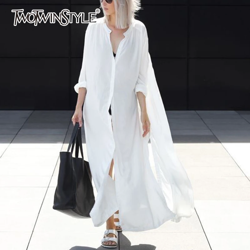 Kopen TWOTWINSTYLE Lange Shirt Jurk Vrouwelijke V hals Split Enkele Breasted Witte Jurken 2018 Lente Zomer Mode Oversized Kleding