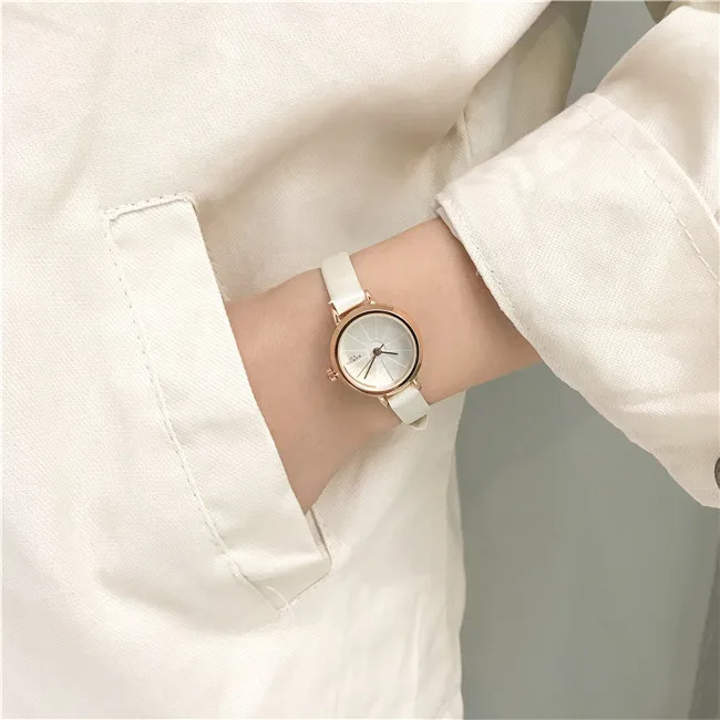 Ретро минимализм женские наручные часы маленькие и изысканные женские кварцевые часы простые ЖЕНСКИЕ НАРЯДНЫЕ часы с кожаным ремешком - Цвет: Белый