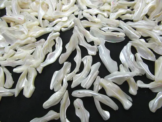 

Top Drilled ---20-40mm 108pcs Genuine MOP Shell ,Pearl Shell freeform spikes curved Carved white loose beads