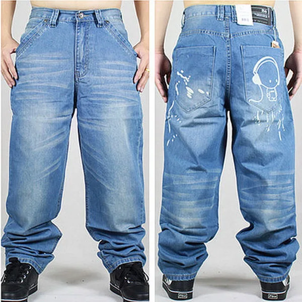 Baggy fit Baggy-Fit Back in the 90s in the United States of America, hip hop baggy jeans crowded the streets of the big cities. Everywhere around the world everyone from skater to schoolboy was wearing a baggy urban denim which was popular because they were cut wide and casual.
