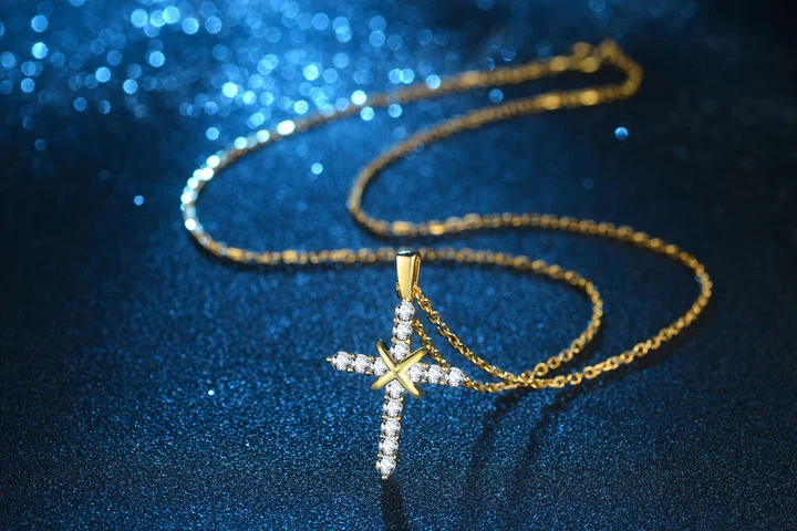 721N41001 CROSS PEDNDANT yellow GOLD logo