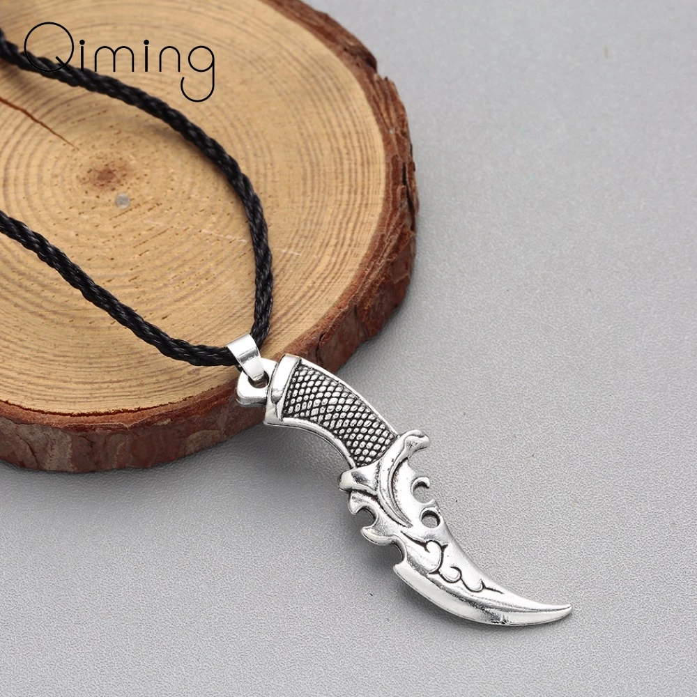 

Women Character Cutlery Power Necklace Vintage Men Jewelry Scimitar Wolf Tooth Machete Knife Pendant Punk Women Necklaces