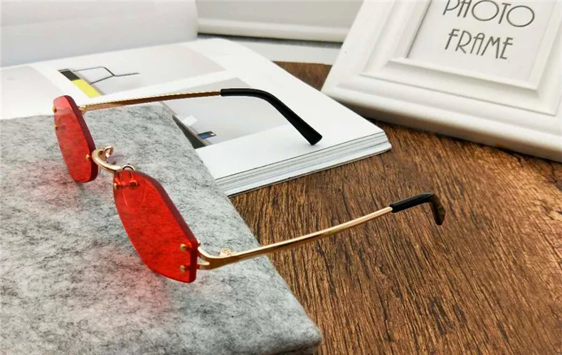 Солнцезащитные очки для женщин, маленькие призматические солнцезащитные очки в винтажном стиле, модная металлическая оправа, красные солнцезащитные очки