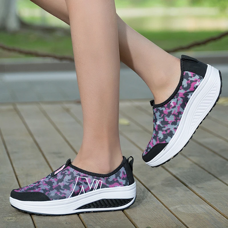

2019 New Fashion Women Casual Floral Print Leather Platform Evelator Shoes Women Swing Wedges Shoes H5
