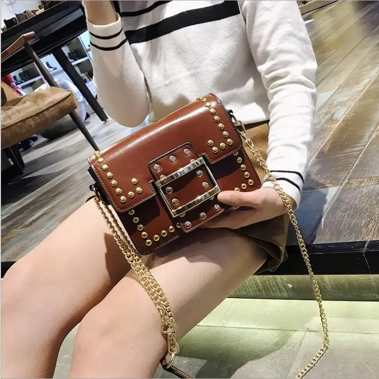 Роскошные Сумки Для женщин дизайнер сумка известная марка Crossbody клатч Заклёпки