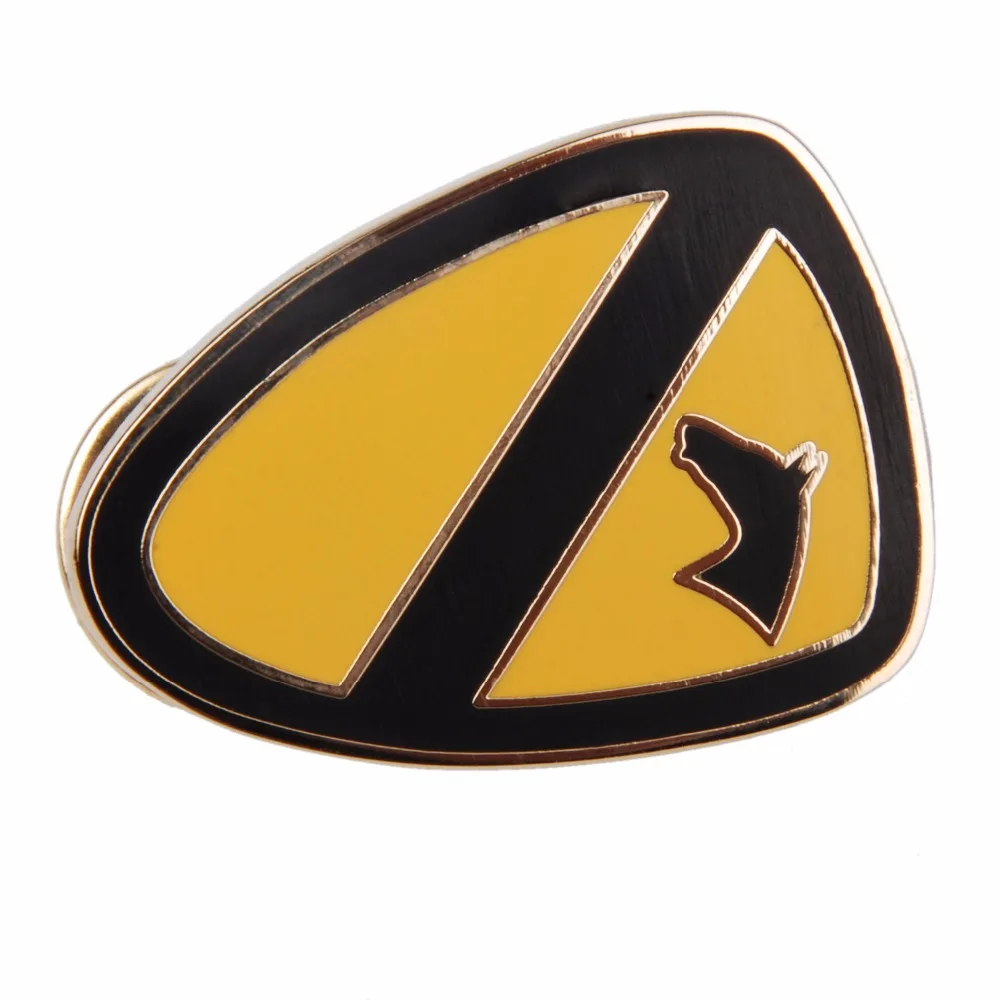 

US ARMY 1ST TEAM HORSE CAVALRY DIVISION LAPEL PIN BADGE