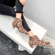 Пикантные леопардовые Замшевые женские Ботинки на каблуке «рюмочка» 5 см; женские ботильоны с острым носком; замшевая кожаная обувь с молнией сзади; женские ботинки