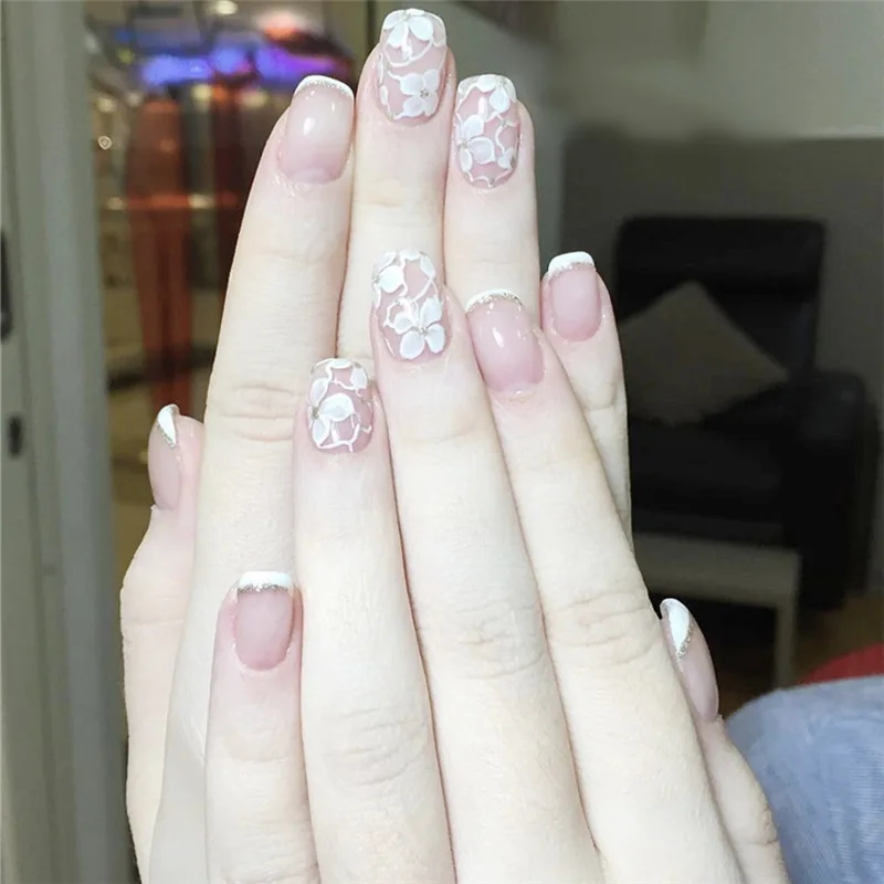 

24 pcs Wedding Bride Full False Nails Tips White Flowers Short Round Transparent Fake Nail Art Patches Manicure Tool With Glue