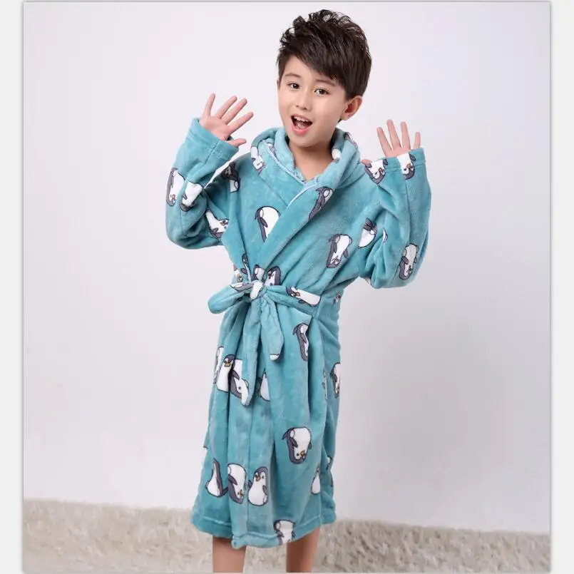Günstige Winter Kinder Bademäntel Flanell Warme Robe Cartoon Pinguin Weiche Verdicken Bad Robe für Kinder Navy Blau Fußball Jungen Bademantel