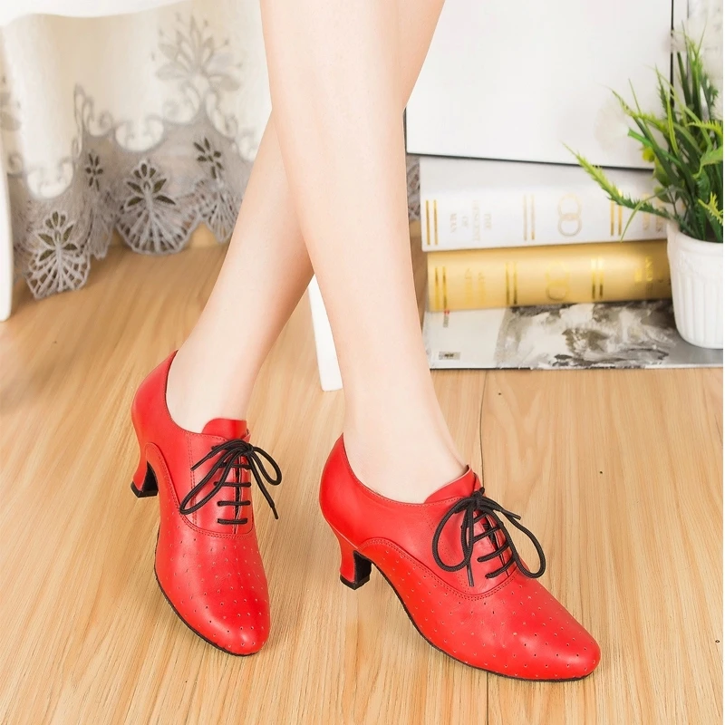 Женская атласная танцевальная обувь с мягкой кожаной подошвой; закрытые туфли с острым носком для латинских, бальных танцев, сальсы; Танцевальная обувь для девочек; Цвет черный, красный; 6397