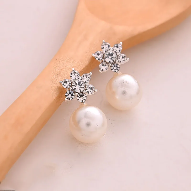 

Korea Pearl Crystal Rhinstone Snow Flower Stud Earrings Earrings for women Brincos Earring Lovely Jewelry Free Shipping