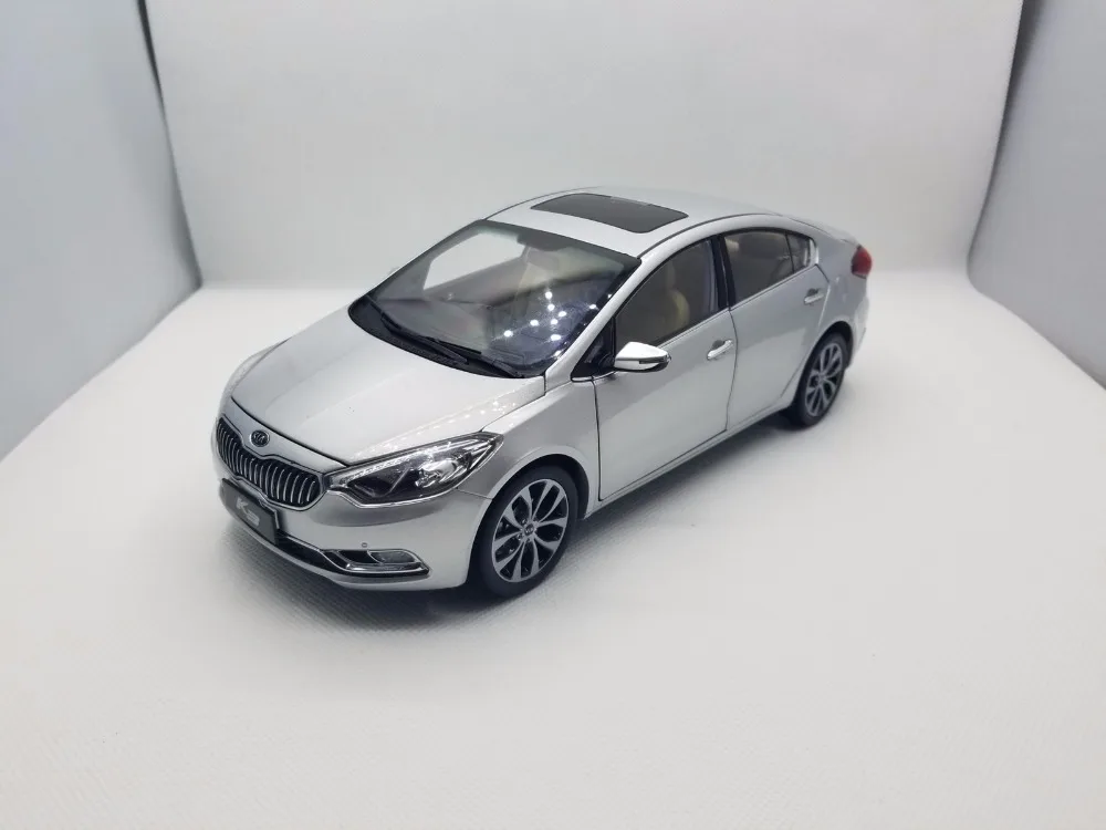 1:18 литья под давлением модель для Kia K3 серебряный сплав игрушечный автомобиль миниатюрная коллекция подарки Cerato Forte