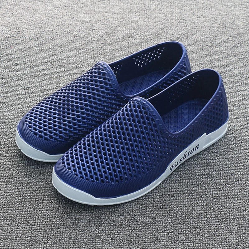 2019 Summer Men's Fashion Hole Sandals Men's Lightweight Soft Bottom Hollow Beach Shoes Set Foot Sandals Beach Sandals Crocse