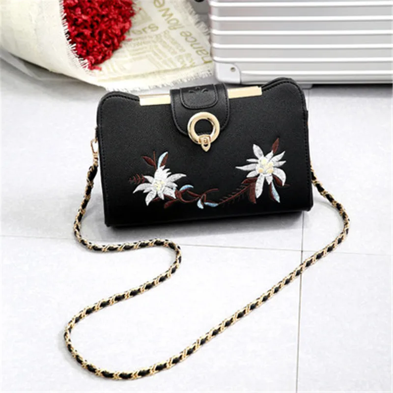 

new wave Korean version of the Messenger bag chain bag fashion wild summer handbags embroidered lady bag