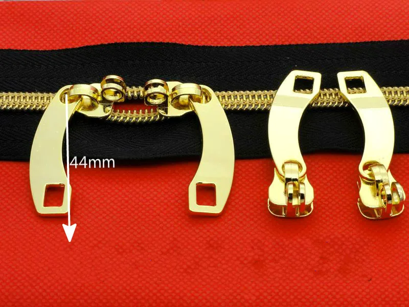 luggage with metal zippers