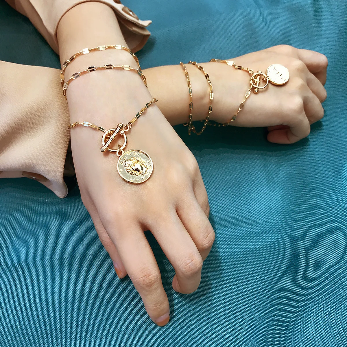 

Creative Coin Pendant Bracelet for Women 3 Layers Hand Chains Circle Charm Bracelets 2019 Fashion Jewelry Gold Silver Olor