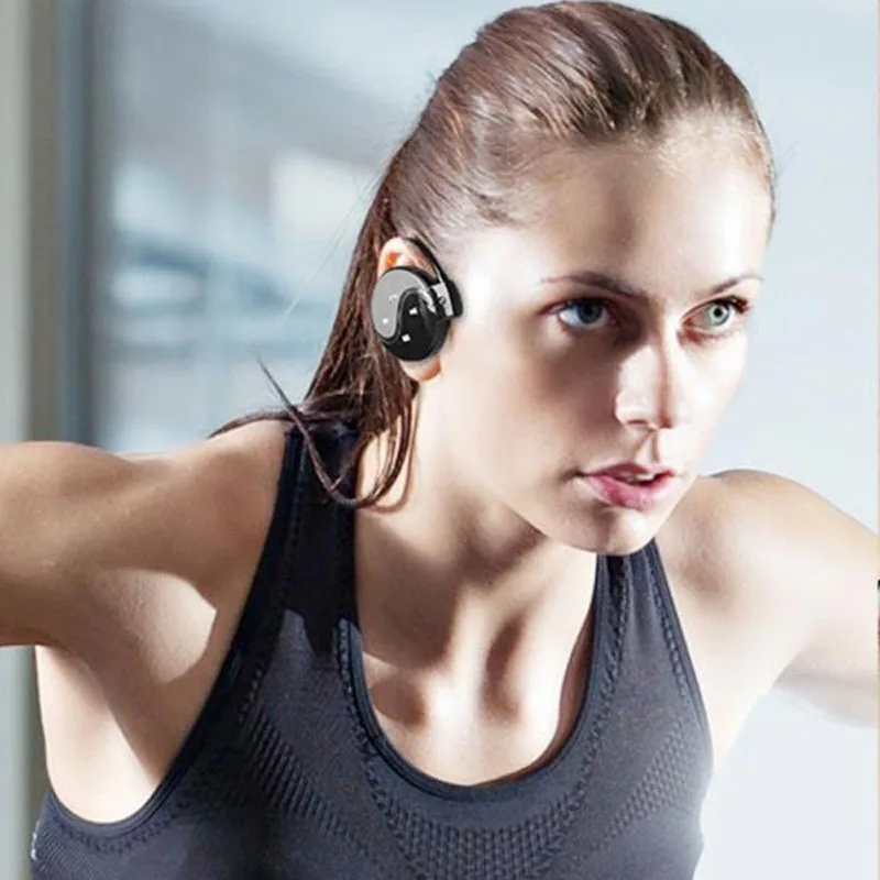 Спортивные наушники топ. Наушники Mini 603-TF. 603 Блютуз. Как носить проводные спортивные наушники. Как одевать спортивные наушники Wolf.