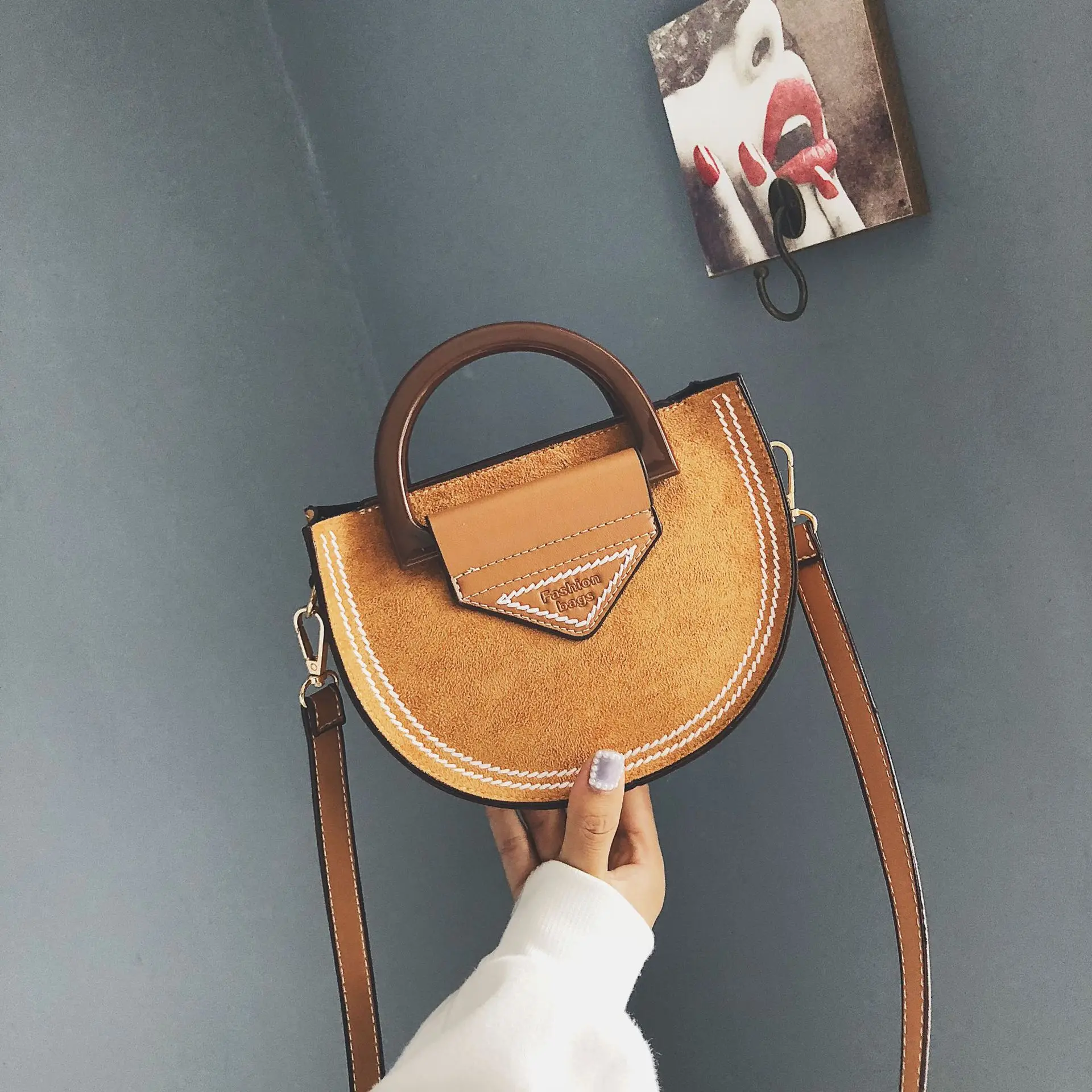 

Small Popular Leather Crossbody Handbags with Crossbody Strap Trendy Shoulder Bags Shell Fashion Female Messenger Bag