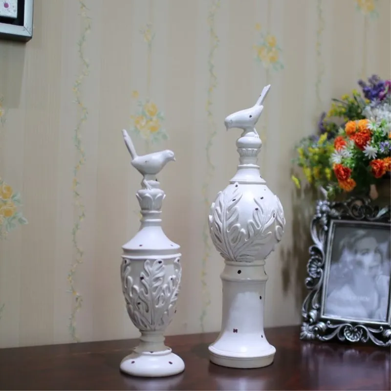 Kopen 2 stks set Woondecoratie Europese Dorp Stijl Vogel Stomp Creatieve Hars Ambachten Desktop Ornamenten Bruiloft Decoratie Geschenken
